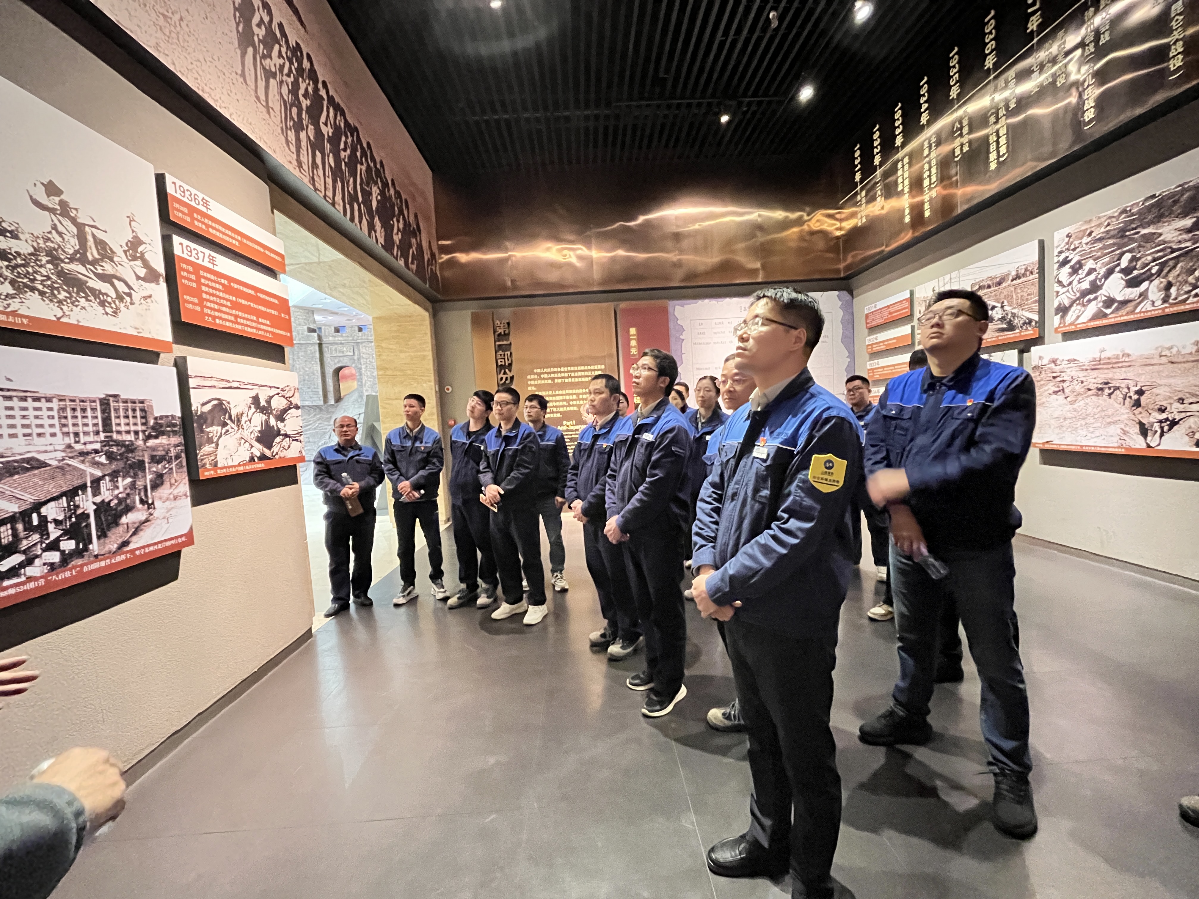 黨員正在參觀昆侖關戰(zhàn)役紀念館1.jpg