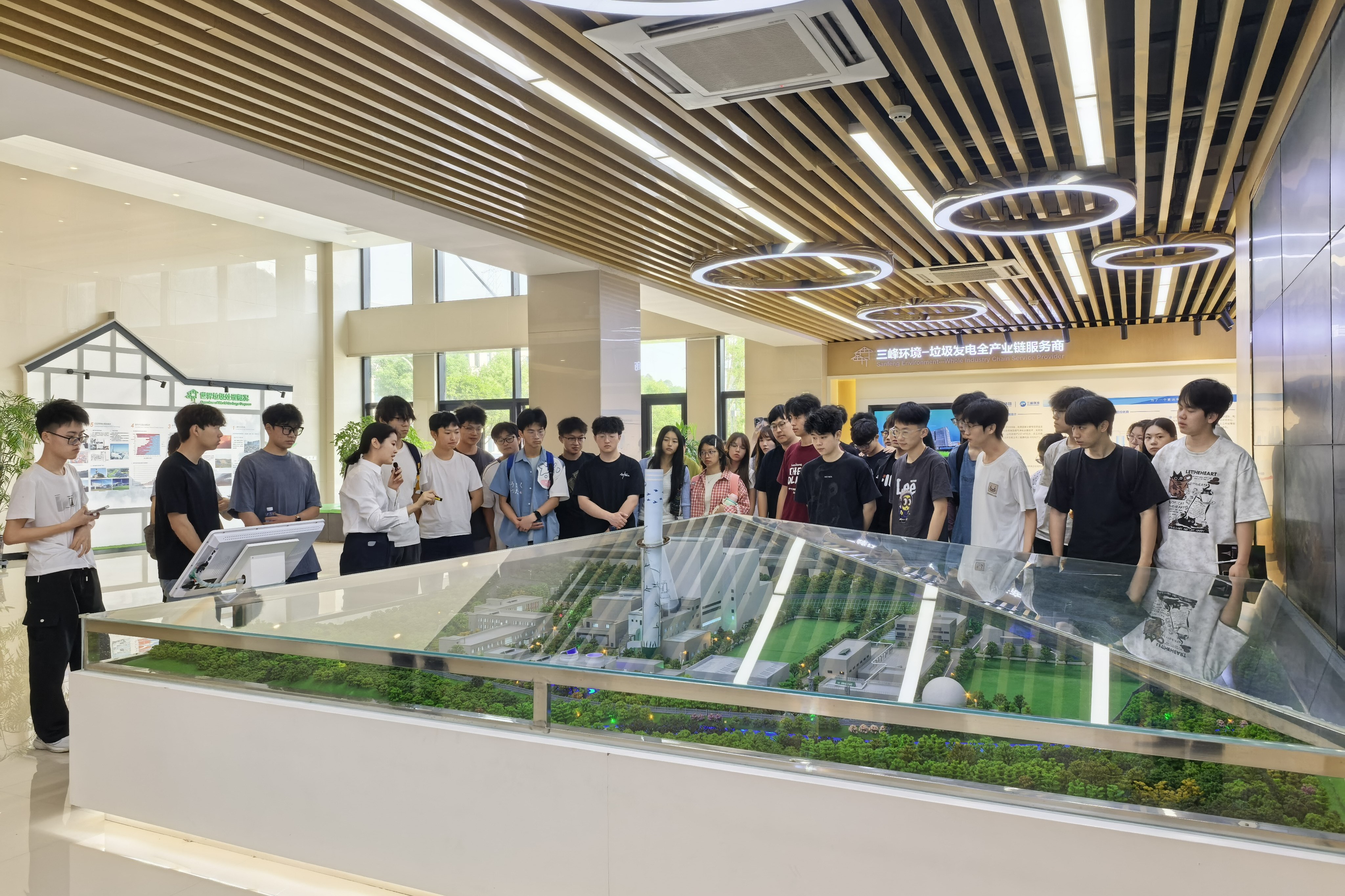 20260521文理學院師生走進永川三峰公司環保教育基地參觀學習.jpg